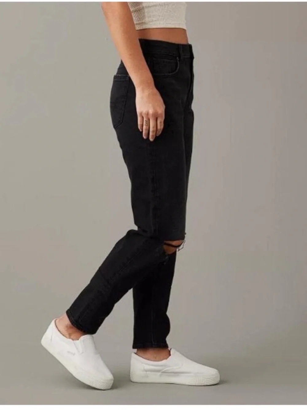 American Eagle Strigid Washed Black Distressed Ripped Knee Raw Hem 2 High Rise